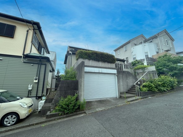 爽やかな青空の下に贅沢なほどに降り注ぐ陽光、豊かな居住性と、クオリティが見事に調和した住空間は、住まうことの喜びを感じさせてくれ