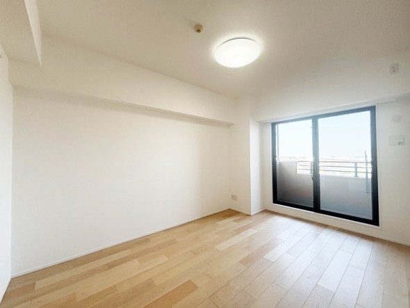 洋室8帖。一日の疲れをいやしてくれる主寝室。時を忘れて過ごす場所として過ごせるお部屋です。