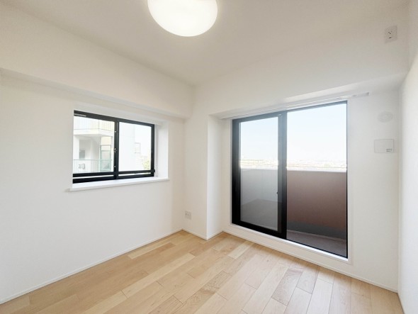 洋室5.5帖。フローリングの部屋は清潔感があり、日々のお掃除も楽で助かります。