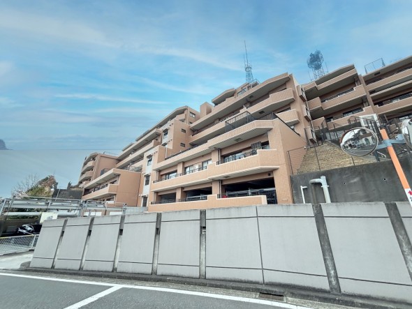 爽やかな青空の下に贅沢なほどに降り注ぐ陽光、豊かな居住性と、クオリティが見事に調和した住空間は、住まうことの喜びを感じさせてくれ