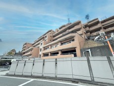 爽やかな青空の下に贅沢なほどに降り注ぐ陽光、豊かな居住性と、クオリティが見事に調和した住空間は、住まうことの喜びを感じさせてくれ