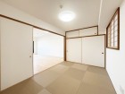 和室6帖。客間やお子様の遊び場として多用途にお使い頂けます。  