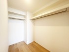たっぷり入るウォークインクローゼットは奥行きがあるのでたくさん収納できます。