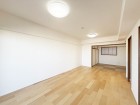 LDK17.2帖。のびのびとくつろげるリビングは、家族のコミュニケーションの場として、みんなが集まる一番の場所に。