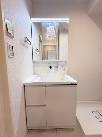十分な大きさの洗面台は、身だしなみチェックや歯磨きなど、朝の慌ただしい時間でも余裕とゆとりを感じて頂けます。