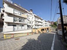 爽やかな青空の下に贅沢なほどに降り注ぐ陽光、豊かな居住性と、クオリティが見事に調和した住空間は、住まうことの喜びを感じさせてくれ