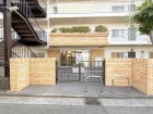 お客様をお迎えする玄関は落ち着いた雰囲気。帰り着くたびに洗練されたテイストの空間に迎えられ誇りと喜びを感じる玄関まわりです。
