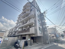爽やかな青空の下に贅沢なほどに降り注ぐ陽光、豊かな居住性と、クオリティが見事に調和した住空間は、住まうことの喜びを感じさせてくれ
