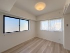 一日の疲れをいやしてくれる主寝室。時を忘れて過ごす場所として過ごせるお部屋です。