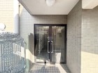 お客様をお迎えするエントランスは落ち着いた雰囲気。