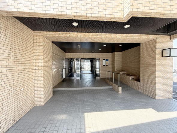 お客様をお迎えする玄関は落ち着いた雰囲気。帰り着くたびに洗練されたテイストの空間に迎えられ誇りと喜びを感じる玄関まわりです。