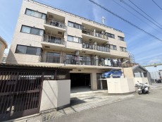爽やかな青空の下に贅沢なほどに降り注ぐ陽光、豊かな居住性と、クオリティが見事に調和した住空間は、住まうことの喜びを感じさせてくれ