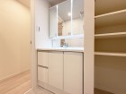 十分な大きさの洗面台は、身だしなみチェックや歯磨きなど、朝の慌ただしい時間でも余裕とゆとりを感じて頂けます。