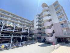 爽やかな青空の下に贅沢なほどに降り注ぐ陽光、豊かな居住性と、クオリティが見事に調和した住空間は、住まうことの喜びを感じさせてくれ