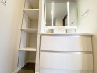 真っ白な洗面台で、気持ちの良い朝を迎えられそうです。