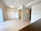 みんなが集い、食事と楽しい会話が始まる。話に夢中になりすぎて、ついつい時を忘れてしまう。そんな束の間の幸せを感じさせてくれる場所