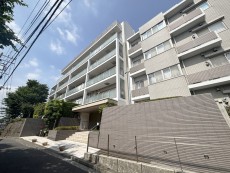 爽やかな青空の下に贅沢なほどに降り注ぐ陽光、豊かな居住性と、クオリティが見事に調和した住空間は、住まうことの喜びを感じさせてくれ
