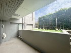 日差しの差し込むバルコニー