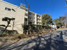 爽やかな青空の下に贅沢なほどに降り注ぐ陽光、豊かな居住性と、クオリティが見事に調和した住空間は、住まうことの喜びを感じさせてくれ