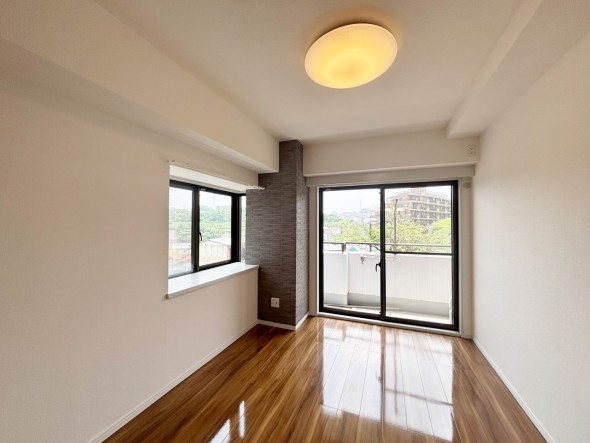 フローリングの部屋は清潔感があり、日々のお掃除も楽で助かりますね！