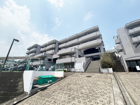 爽やかな青空の下に贅沢なほどに降り注ぐ陽光、豊かな居住性と、クオリティが見事に調和した住空間は、住まうことの喜びを感じさせてくれ