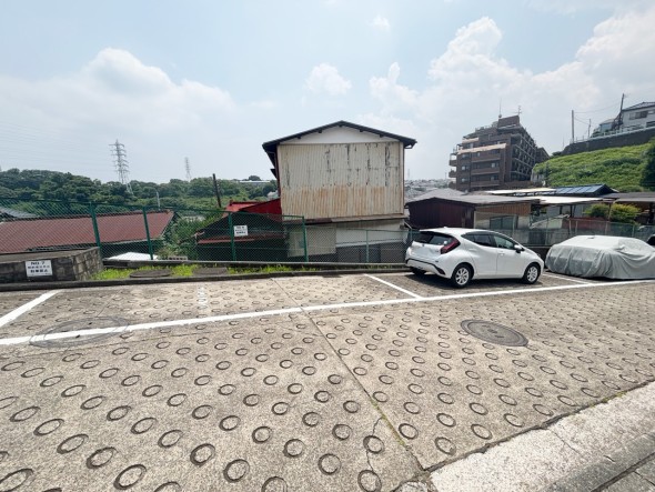 敷地内駐車場もございます。空き状況等はお気軽にお問い合わせください。
