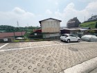 敷地内駐車場もございます。空き状況等はお気軽にお問い合わせください。