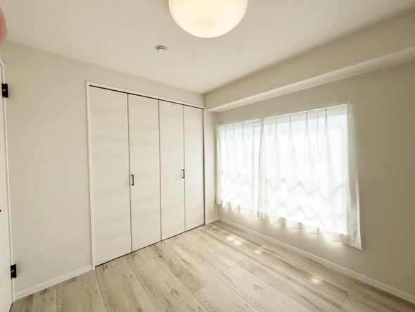 洋室4.5帖。フローリングの部屋は清潔感があり、日々のお掃除も楽で助かります。