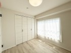 洋室4.5帖。フローリングの部屋は清潔感があり、日々のお掃除も楽で助かります。
