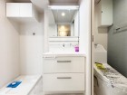 真っ白な洗面台で、気持ちの良い朝を迎えられそうです。