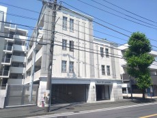 爽やかな青空の下に贅沢なほどに降り注ぐ陽光、豊かな居住性と、クオリティが見事に調和した住空間は、住まうことの喜びを感じさせてくれ