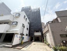 マンション外観。生活利便性に優れた立地環境。