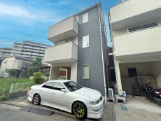爽やかな青空の下に贅沢なほどに降り注ぐ陽光、豊かな居住性と、クオリティが見事に調和した住空間は、住まうことの喜びを感じさせてくれ