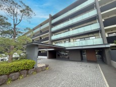 爽やかな青空の下に贅沢なほどに降り注ぐ陽光、豊かな居住性と、クオリティが見事に調和した住空間は、住まうことの喜びを感じさせてくれ