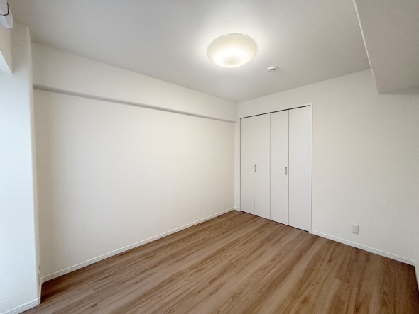 一日の疲れをいやしてくれる主寝室。時を忘れて過ごす場所として過ごせるお部屋です。