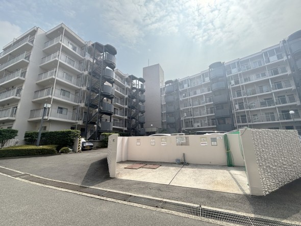 爽やかな青空の下に贅沢なほどに降り注ぐ陽光、豊かな居住性と、クオリティが見事に調和した住空間は、住まうことの喜びを感じさせてくれ