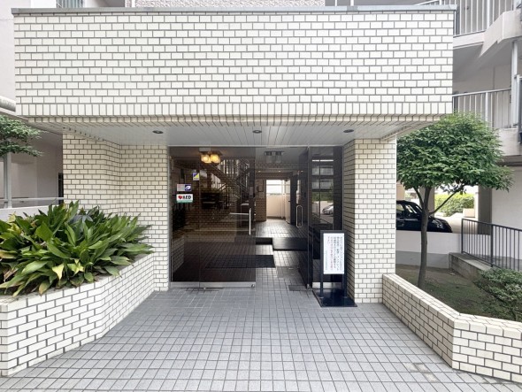 お客様をお迎えする玄関は落ち着いた雰囲気。帰り着くたびに洗練されたテイストの空間に迎えられ誇りと喜びを感じる玄関まわりです。