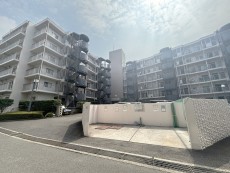 爽やかな青空の下に贅沢なほどに降り注ぐ陽光、豊かな居住性と、クオリティが見事に調和した住空間は、住まうことの喜びを感じさせてくれ