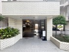 お客様をお迎えする玄関は落ち着いた雰囲気。帰り着くたびに洗練されたテイストの空間に迎えられ誇りと喜びを感じる玄関まわりです。
