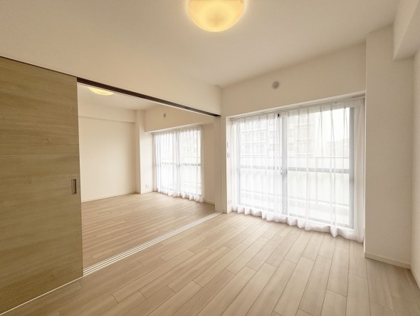 一日の疲れをいやしてくれる主寝室。時を忘れて過ごす場所として過ごせるお部屋です。