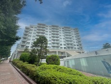 爽やかな青空の下に贅沢なほどに降り注ぐ陽光、豊かな居住性と、クオリティが見事に調和した住空間は、住まうことの喜びを感じさせてくれ