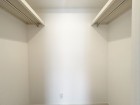 たっぷり入るウォークインクローゼットは奥行きがあるのでたくさん収納できます。