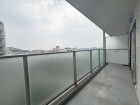 日差しの差し込むバルコニー