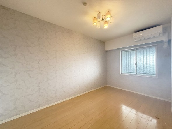 一日の疲れをいやしてくれる主寝室。時を忘れて過ごす場所として過ごせるお部屋です。