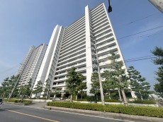爽やかな青空の下に贅沢なほどに降り注ぐ陽光、豊かな居住性と、クオリティが見事に調和した住空間は、住まうことの喜びを感じさせてくれ