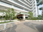 お客様をお迎えする玄関は落ち着いた雰囲気。帰り着くたびに洗練されたテイストの空間に迎えられ誇りと喜びを感じる玄関まわりです。
