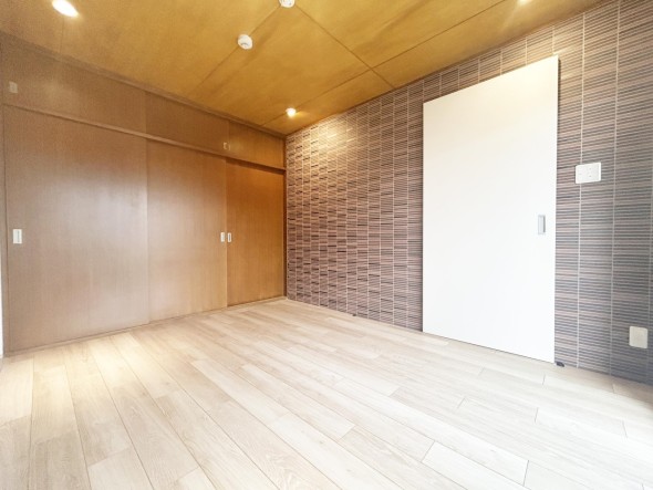 洋室6.5帖。明るくあたたかな居室では、朝の目覚めも気持ちよく起きられます。