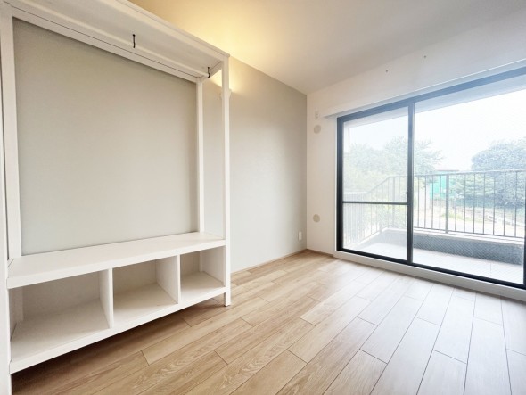 洋室4.5帖。フローリングの部屋は清潔感があり、日々のお掃除も楽で助かります。