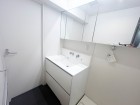 真っ白な洗面台で、気持ちの良い朝を迎えられそうです。