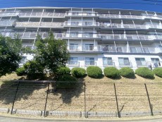 爽やかな青空の下に贅沢なほどに降り注ぐ陽光、豊かな居住性と、クオリティが見事に調和した住空間は、住まうことの喜びを感じさせてくれ